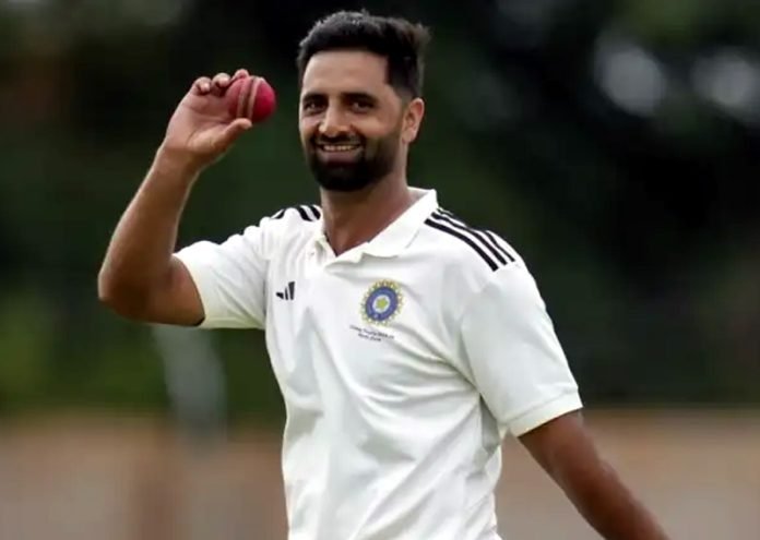aq-696x495 Auqib Nabi bowling during the Ranji Trophy match